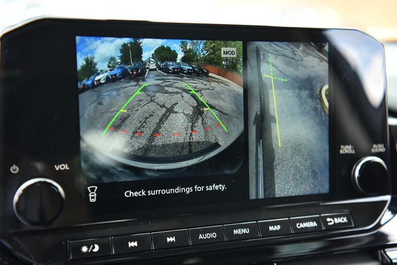 Nissan Pathfinder Vehicle Image 16
