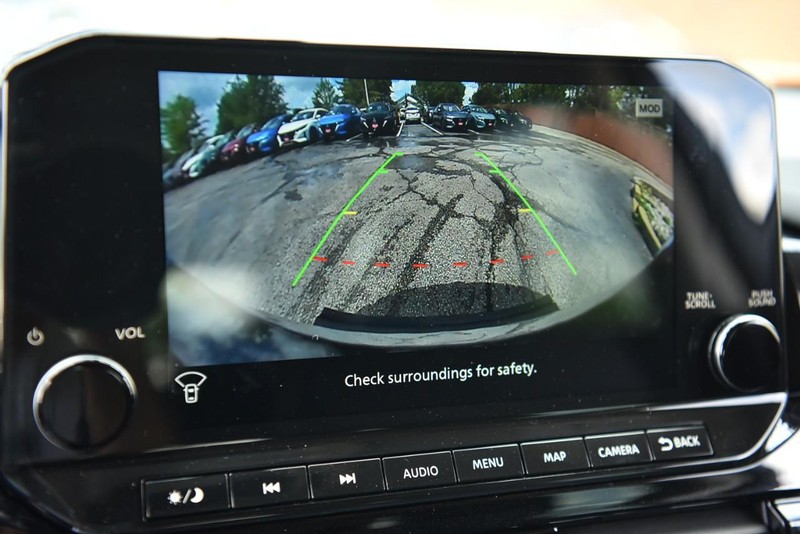 Nissan Pathfinder Vehicle Image 17