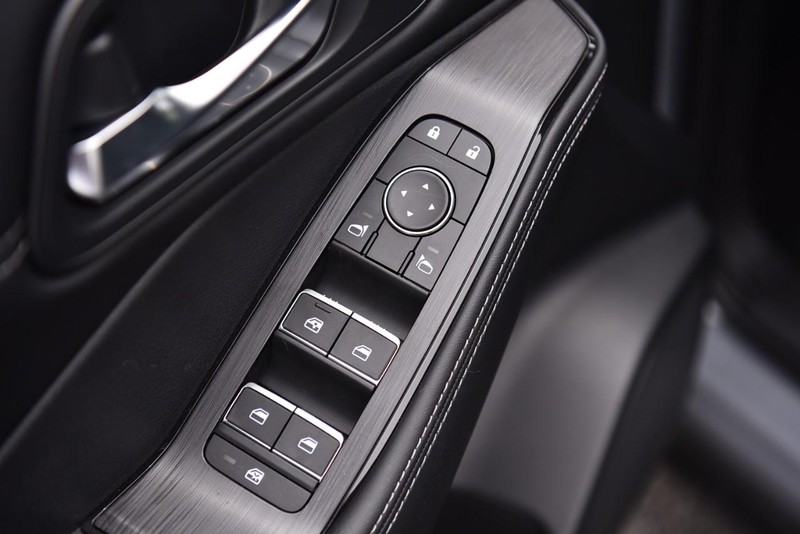 Nissan Rogue Vehicle Image 09