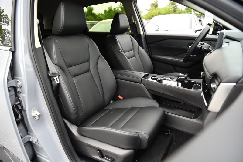 Nissan Rogue Vehicle Image 23