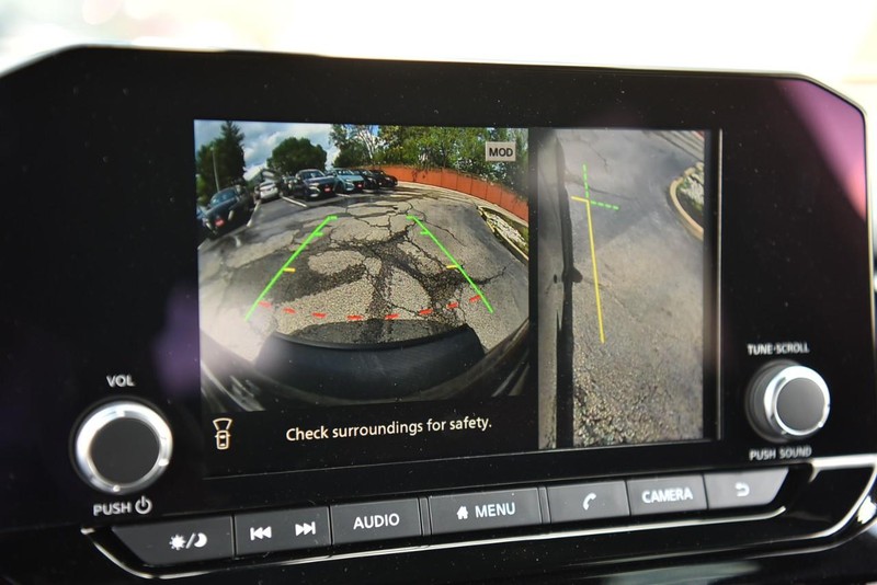 Nissan Pathfinder Vehicle Image 15