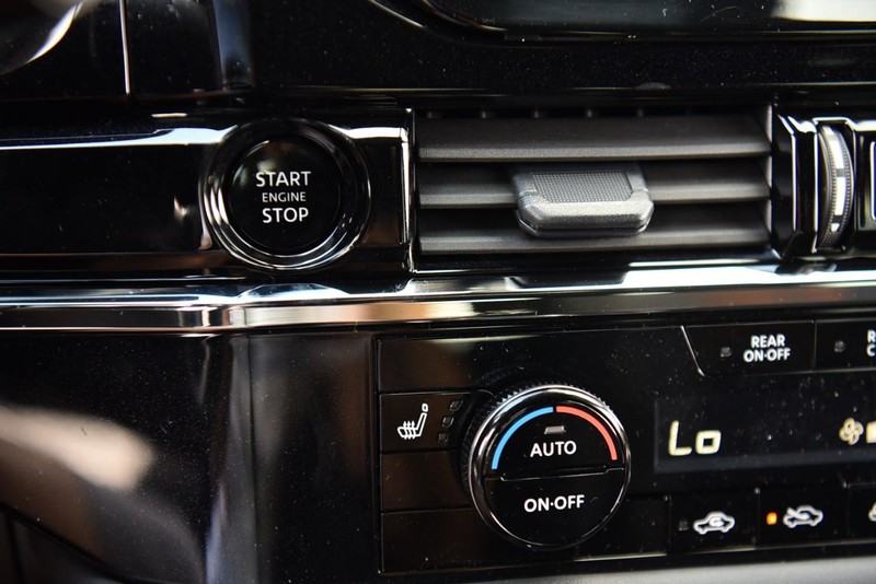 Nissan Pathfinder Vehicle Image 17