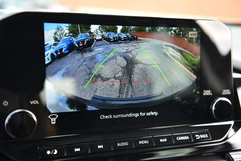 Nissan Pathfinder Vehicle Image 16
