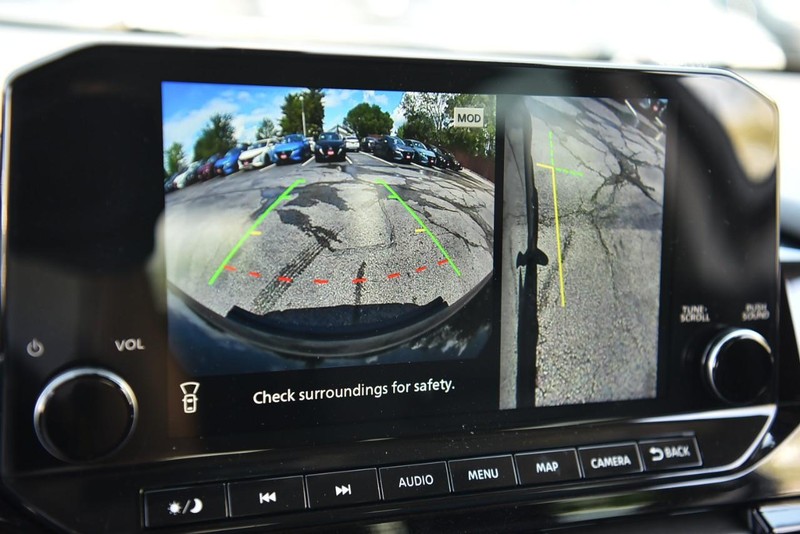 Nissan Pathfinder Vehicle Image 15