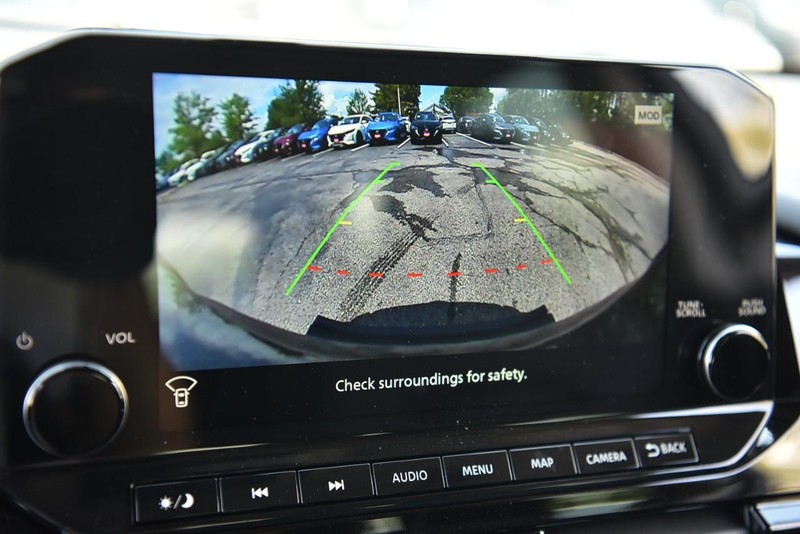 Nissan Pathfinder Vehicle Image 16