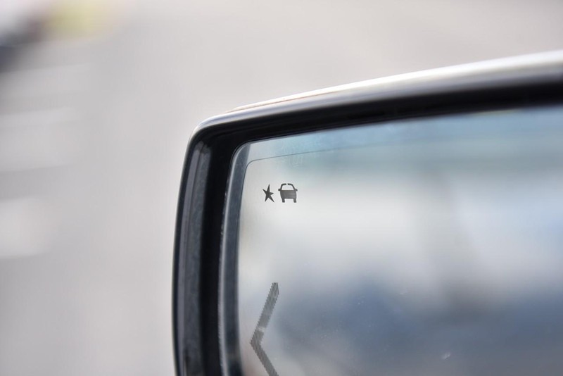 GMC Yukon Vehicle Image 12