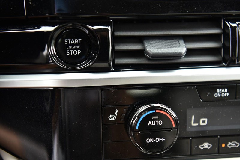 Nissan Pathfinder Vehicle Image 17