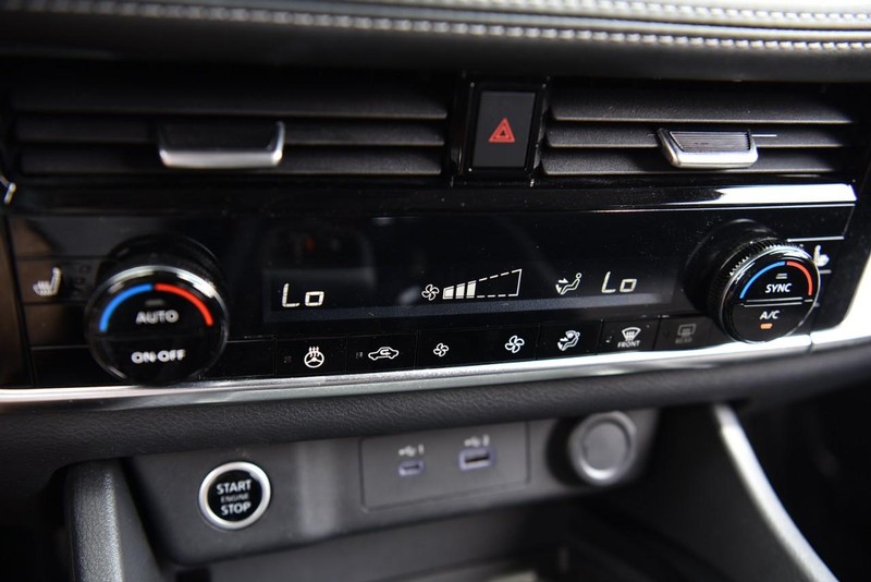 Nissan Rogue Vehicle Image 15