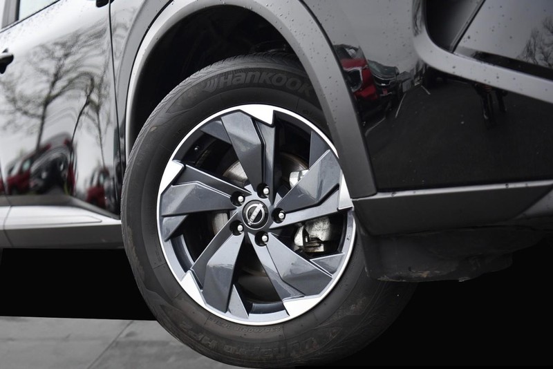 Nissan Rogue Vehicle Image 03