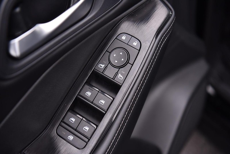 Nissan Rogue Vehicle Image 09