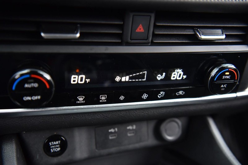 Nissan Rogue Vehicle Image 14