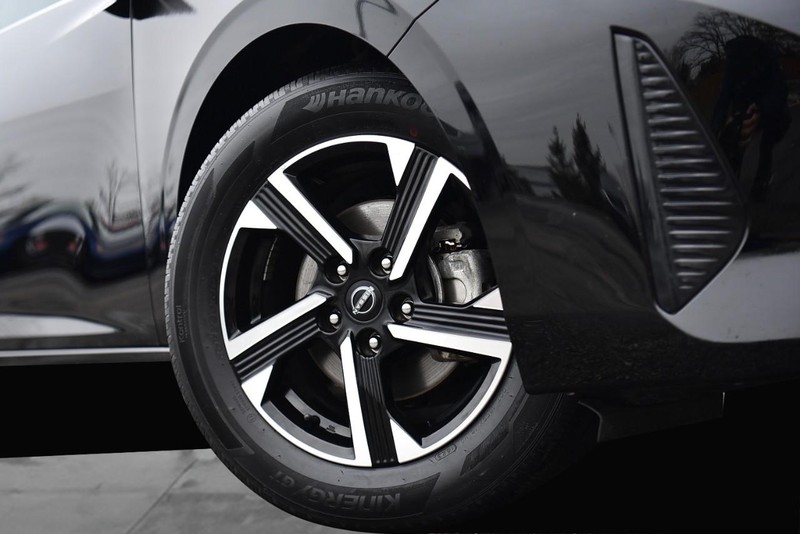 Nissan Sentra Vehicle Image 03