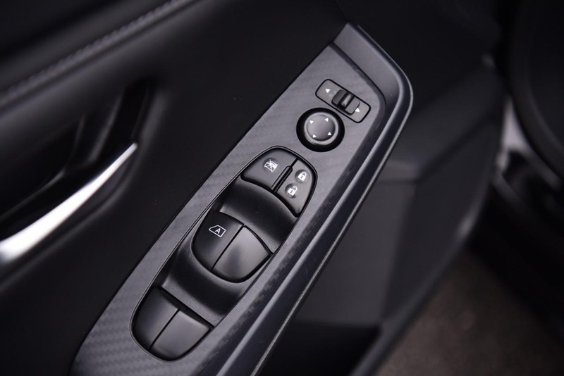 Nissan Sentra Vehicle Image 09