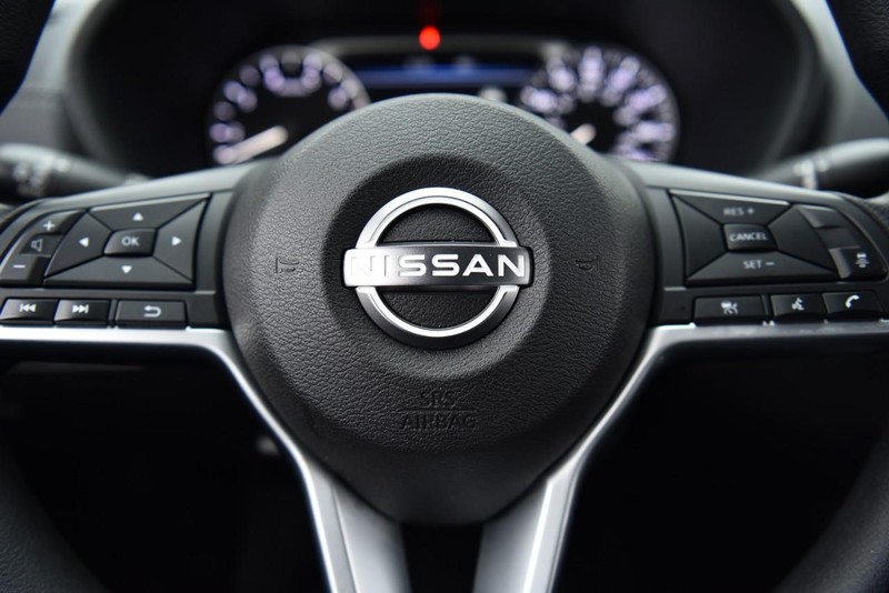 Nissan Sentra Vehicle Image 18