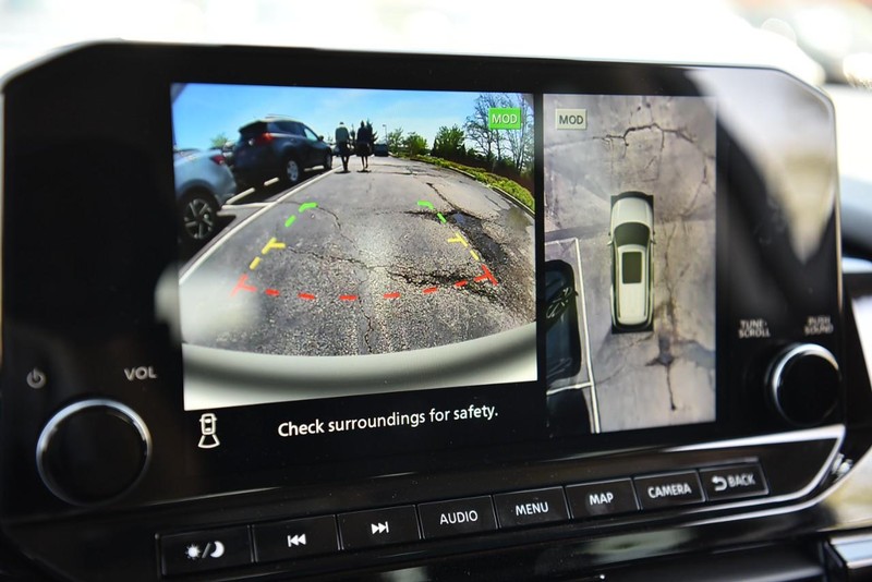 Nissan Pathfinder Vehicle Image 13