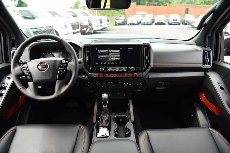 Nissan Frontier Vehicle Image 09
