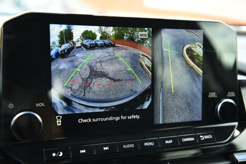 Nissan Pathfinder Vehicle Image 16