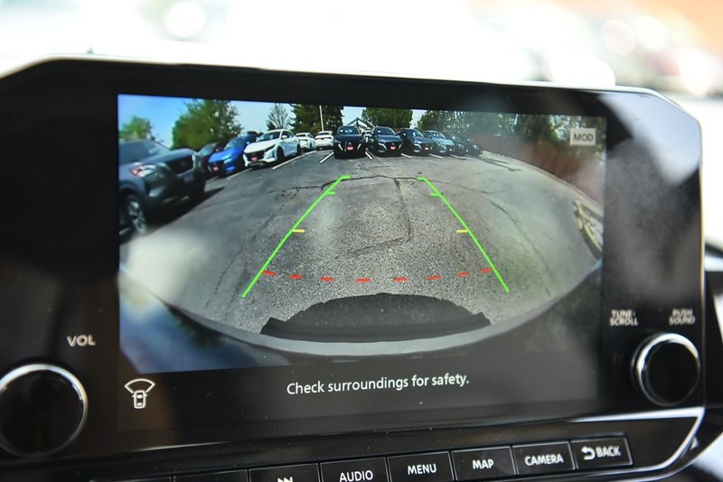 Nissan Pathfinder Vehicle Image 16