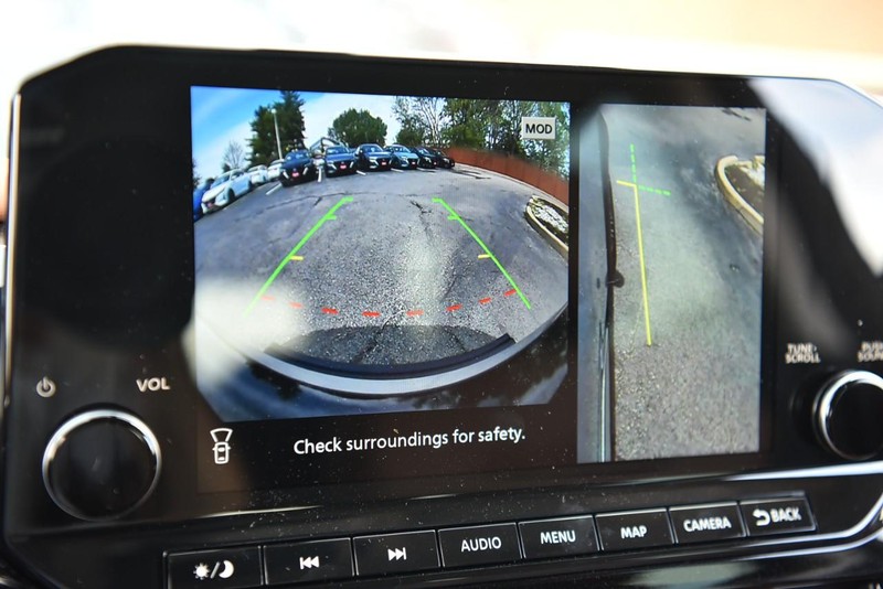 Nissan Pathfinder Vehicle Image 16