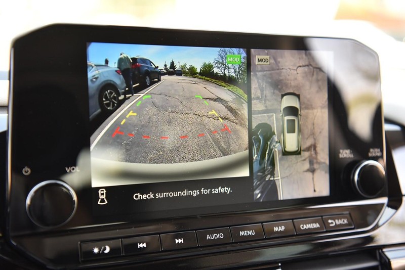 Nissan Pathfinder Vehicle Image 13