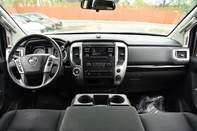 Nissan Titan Vehicle Image 09