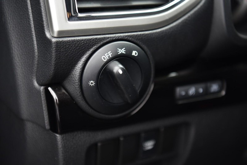 Nissan Titan Vehicle Image 12