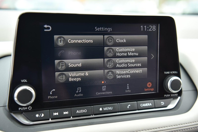 Nissan Rogue Vehicle Image 14