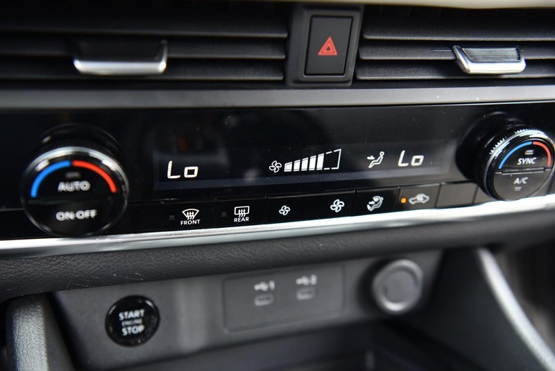 Nissan Rogue Vehicle Image 15