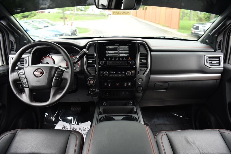 Nissan Titan Vehicle Image 09
