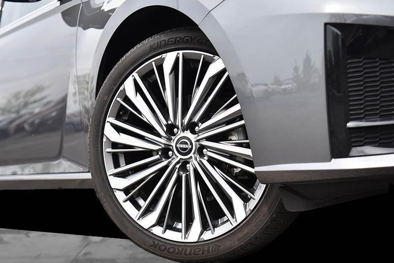 Nissan Altima Vehicle Image 03