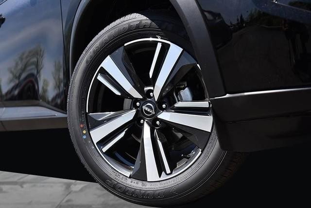 Nissan Rogue Vehicle Image 03