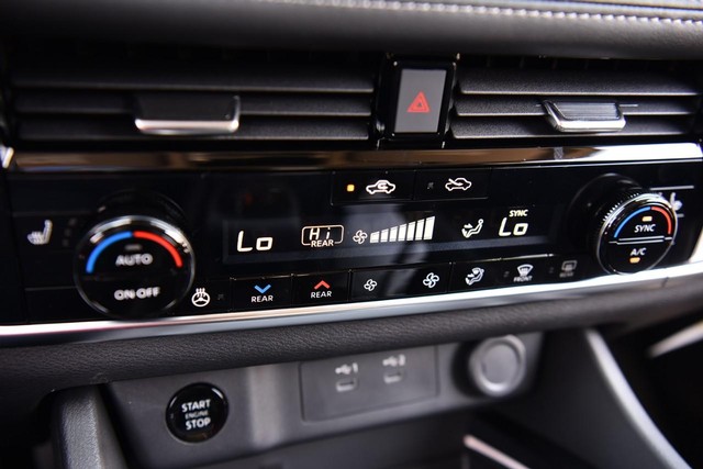 Nissan Rogue Vehicle Image 16