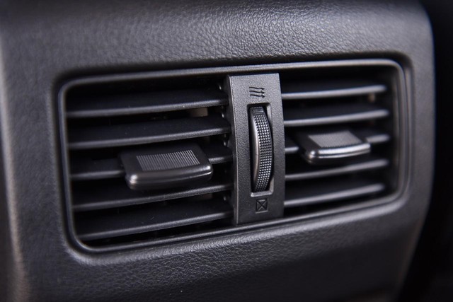 Nissan Rogue Vehicle Image 24