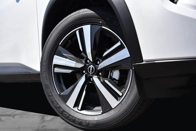 Nissan Rogue Vehicle Image 03
