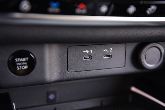 Nissan Rogue Vehicle Image 17