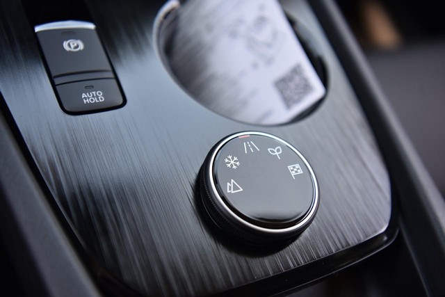 Nissan Rogue Vehicle Image 18