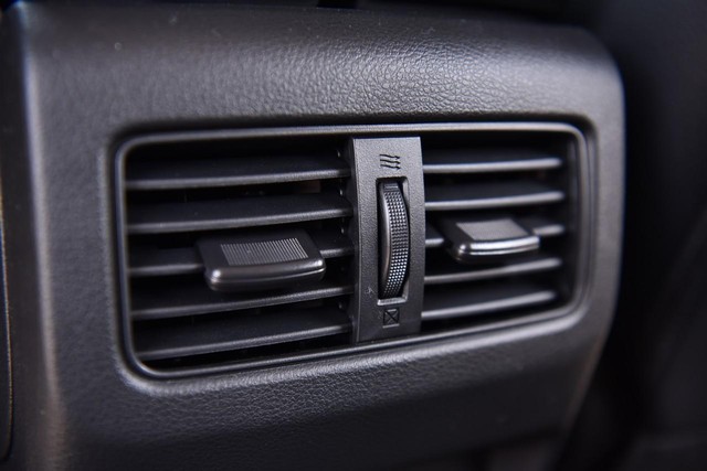 Nissan Rogue Vehicle Image 24