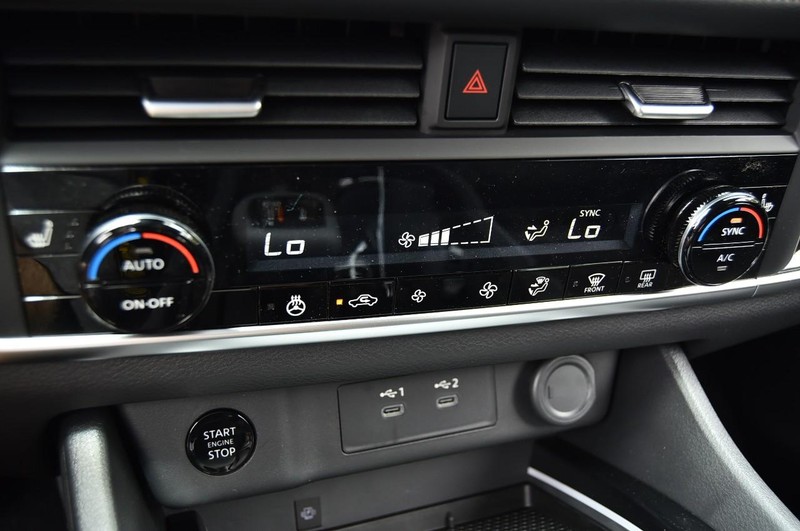 Nissan Rogue Vehicle Image 17