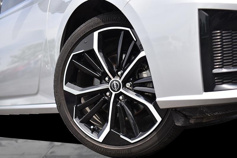 Nissan Altima Vehicle Image 03
