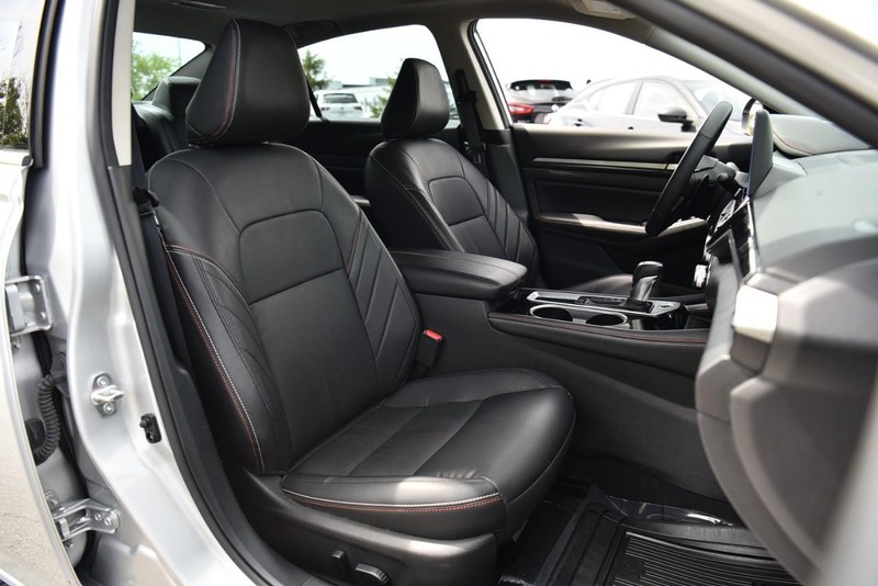 Nissan Altima Vehicle Image 20