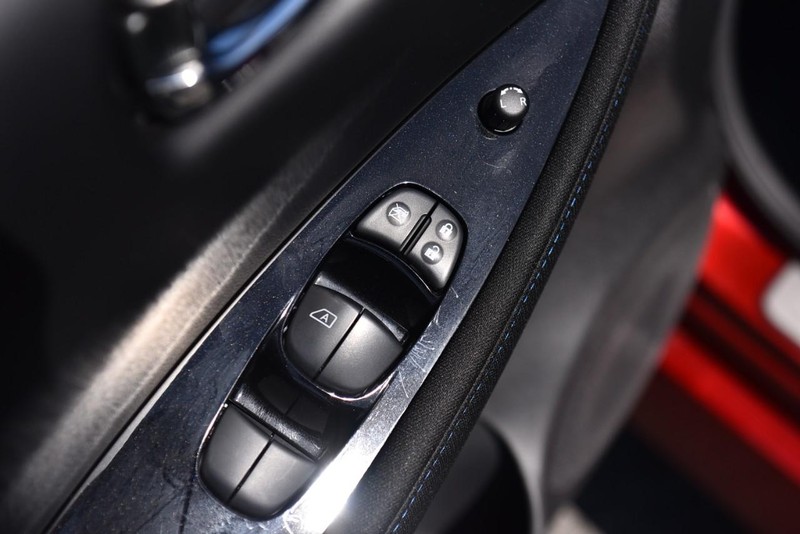Nissan LEAF Vehicle Image 09