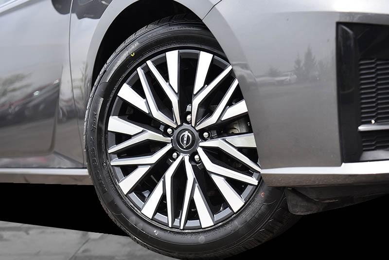 Nissan Altima Vehicle Image 03