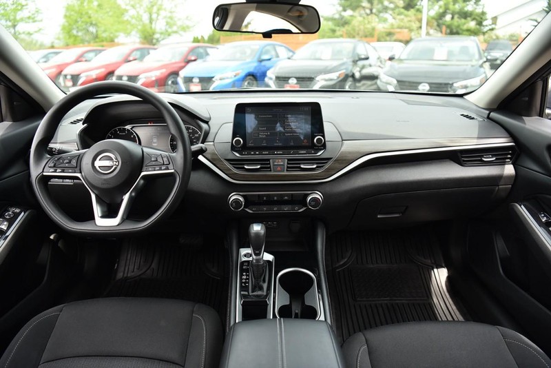 Nissan Altima Vehicle Image 08