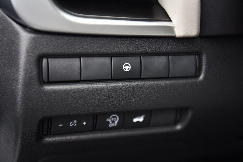 Nissan Rogue Vehicle Image 11