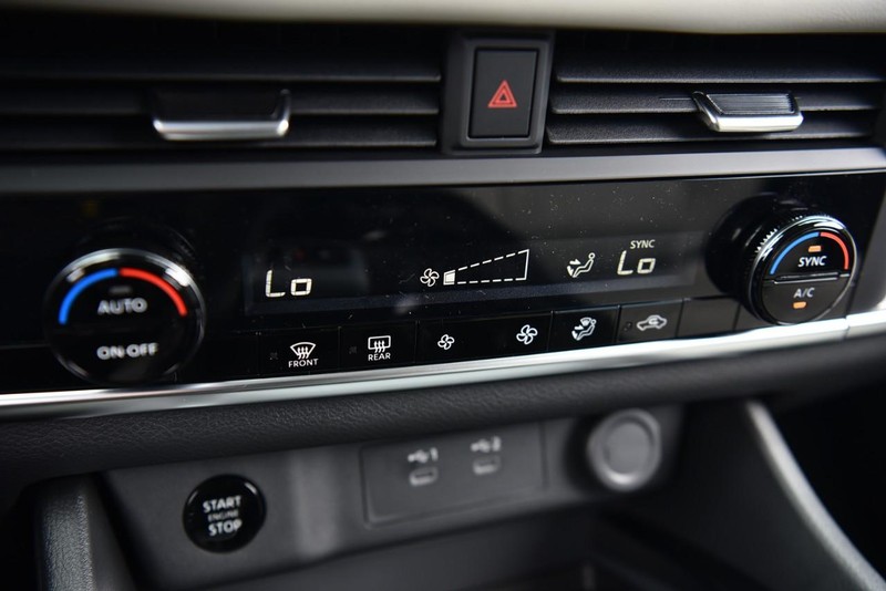 Nissan Rogue Vehicle Image 15