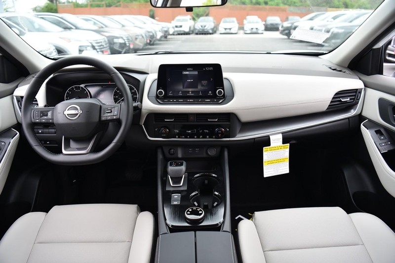 Nissan Rogue Vehicle Image 08