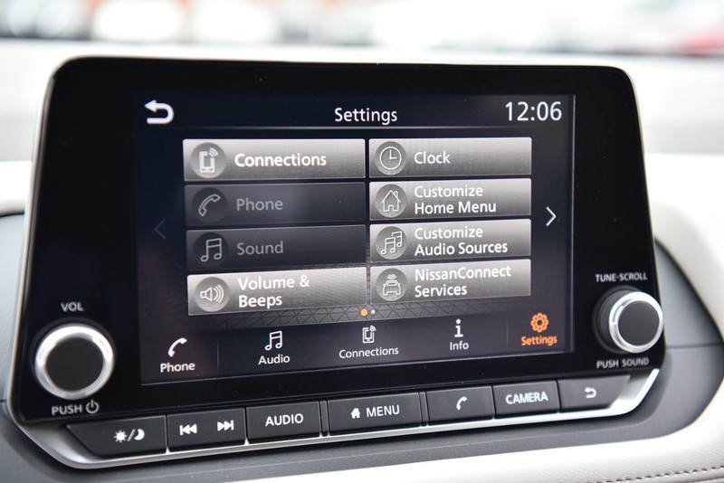 Nissan Rogue Vehicle Image 14
