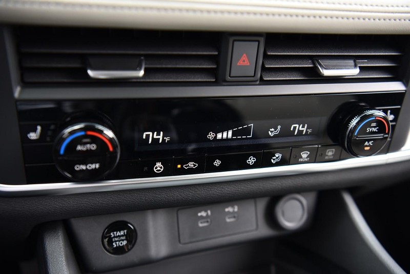Nissan Rogue Vehicle Image 15