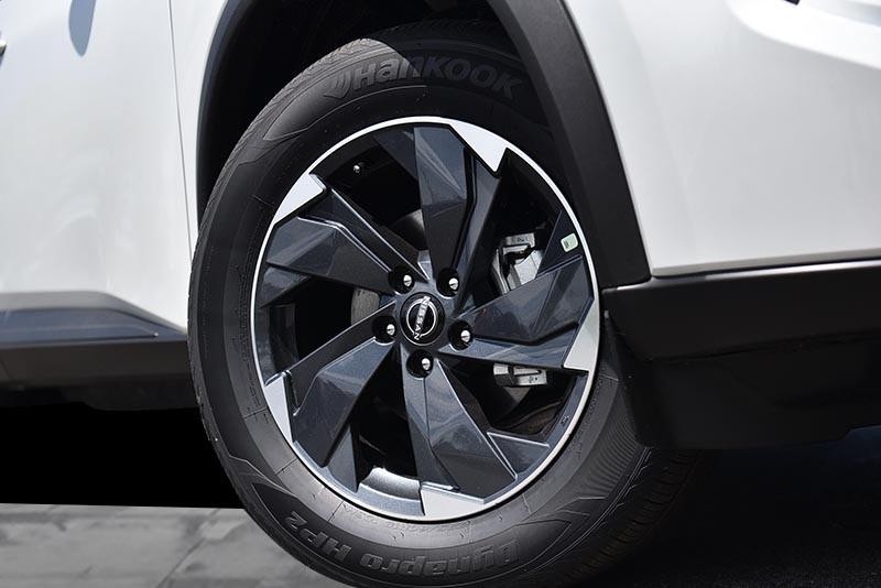 Nissan Rogue Vehicle Image 03