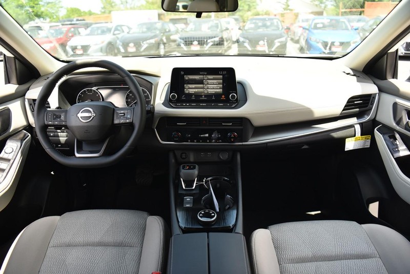 Nissan Rogue Vehicle Image 08